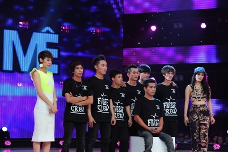 Minh Hằng xúc động trước phần dự thi của AAT