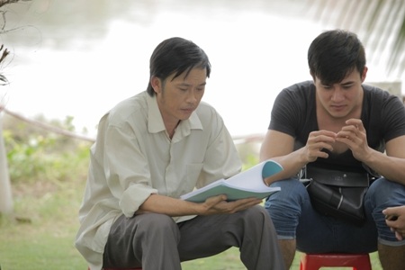 Hoài Linh tranh thủ đọc lại kịch bản trong giờ nghỉ