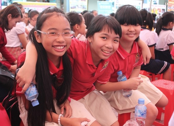 Phương Mỹ Chi thi vở sạch chữ đẹp và họp fan cùng Trấn Thành - 1 Phương Mỹ Chi thư giãn cùng bạn trước giờ thi