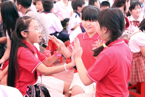 Phương Mỹ Chi thi vở sạch chữ đẹp và họp fan cùng Trấn Thành - 2 Phương Mỹ Chi thư giãn cùng bạn trước giờ thi