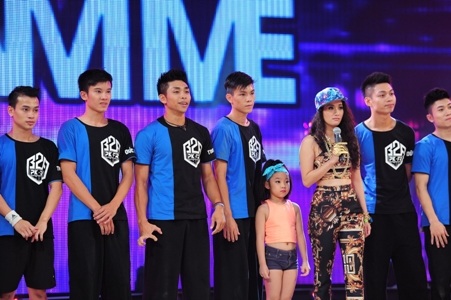 Sau phần phản bác với giám khảo và sự bênh vực của Khánh Thi, Gia đình bong bóng đã được đi tiếp