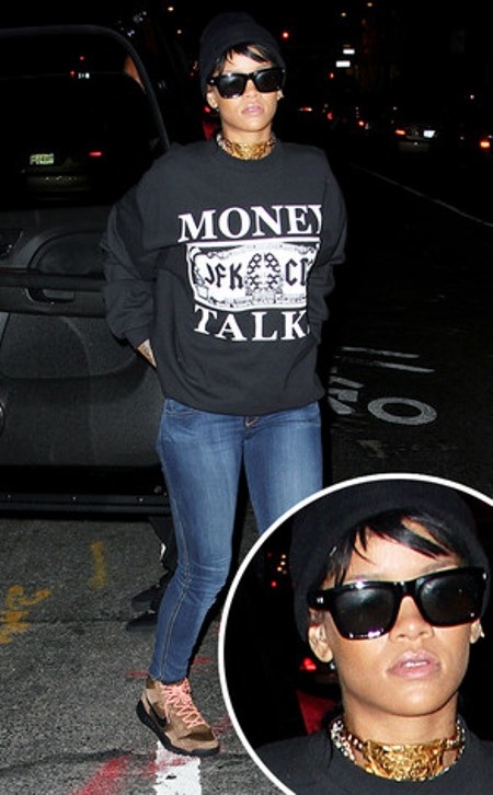 Rihanna vẫn còn nhớ “tình cũ” Chris Brown? - 1 Rihanna dạo phố với sợi dây chuyền được cho
là quà của Chris Brown tặng