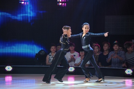 Cặp đôi nhí Hương Giang - Tuấn Phong với những bước nhảy điệu nghệ