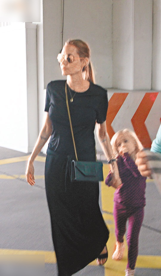Angelina Jolie xuất hiện ở Hồng Kông - 2 Dù ăn mặc khá đơn giản nhưng các fans vẫn rất dễ dàng nhận ra gia đình nhà Brangelina