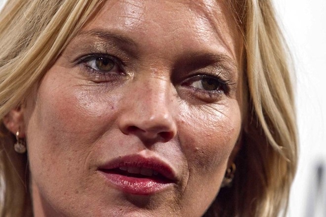 Chân dài Kate Moss khoe vòng một sexy với áo xuyên thấu - 5 Tuy gương mặt của Kate Moss đã bắt đầu xuất hiện các nếp nhăn