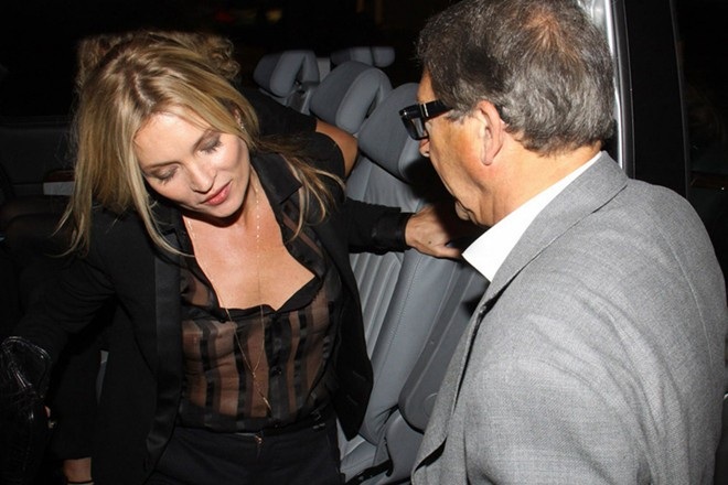 Chân dài Kate Moss khoe vòng một sexy với áo xuyên thấu - 3 Chân dài 39 tuổi tự tin thả rông vòng 1