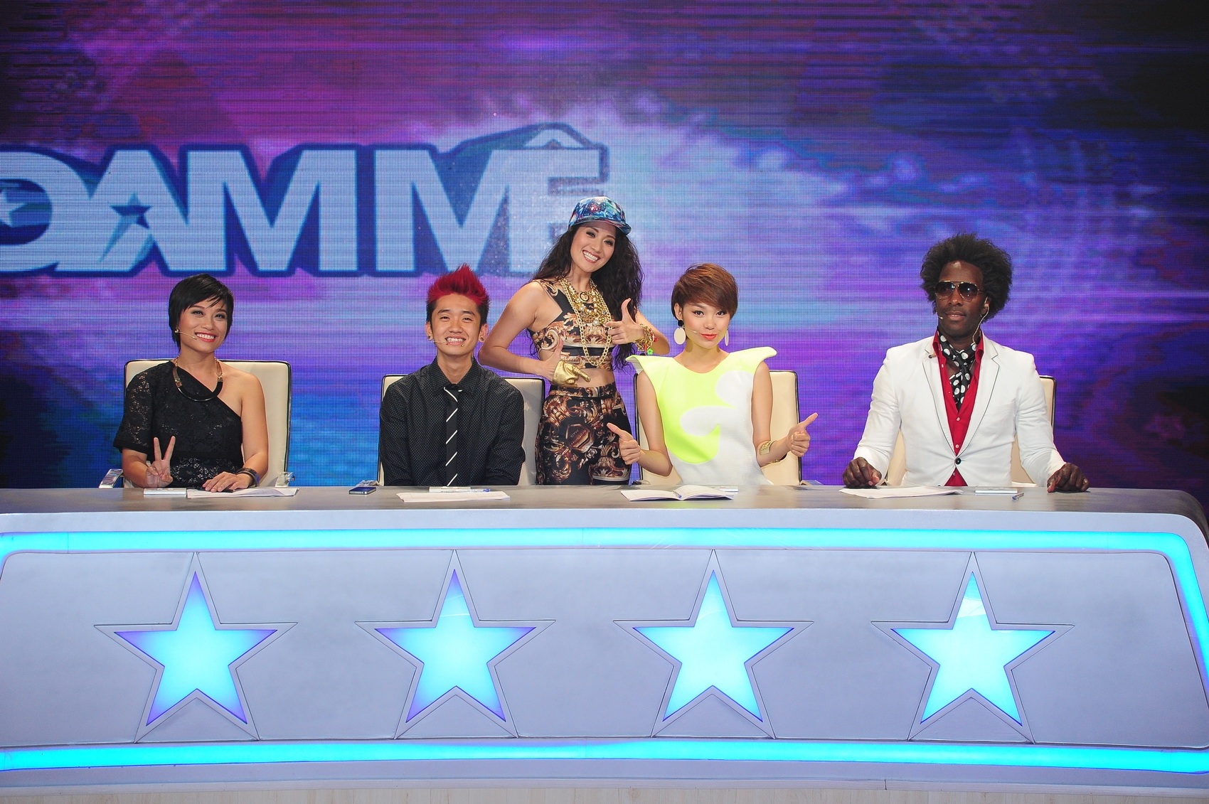 Khánh Thi trong vai trò người đồng hành cùng với bộ tứ giám khảo