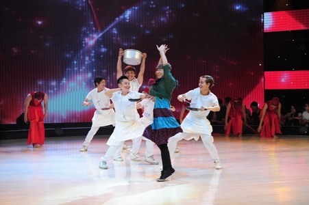 OH mang cả chiếc nồi lên sàn diễn