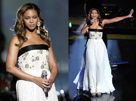 Khán giả thường thấy Beyonce khoác những bộ cánh đen trắng đầy gợi cảm trên sân khấu