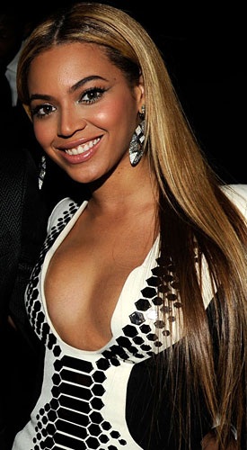 Khán giả thường thấy Beyonce khoác những bộ cánh đen trắng đầy gợi cảm trên sân khấu