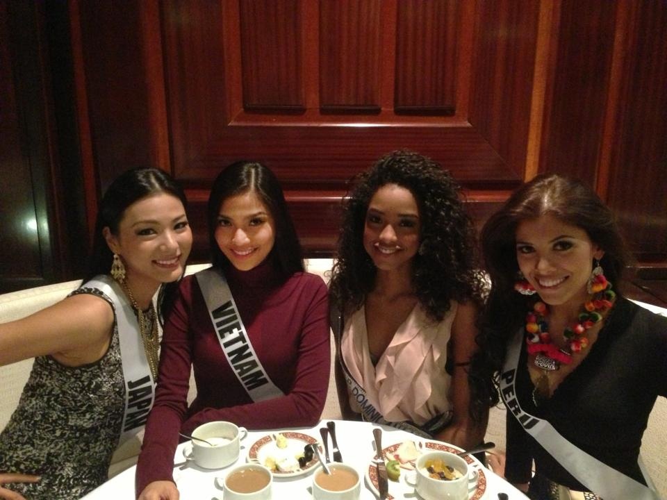 Trương Thị May và các thí sinh trong một bữa tối