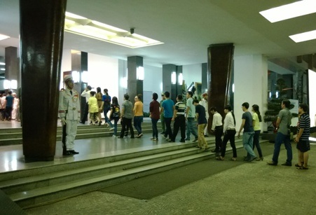 Những hình ảnh xúc động trong đêm cuối tiễn biệt Đại tướng Võ Nguyên Giáp - 2 Mọi người đến dự lễ viếng trong không khí trật tự và trang nghiêm