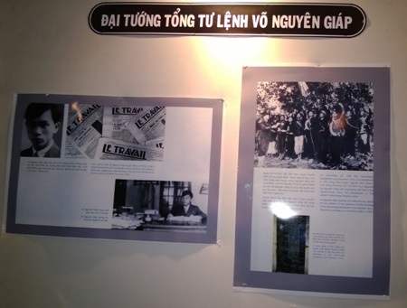 Những hình ảnh xúc động trong đêm cuối tiễn biệt Đại tướng Võ Nguyên Giáp - 8 Mọi người đều xúc động và tự hào khi xem những hình ảnh tư liệu về Đại tướng Võ Nguyên Giáp