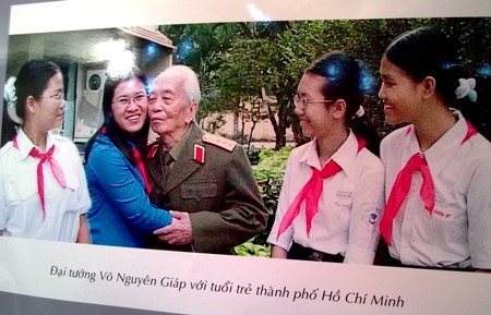 Những hình ảnh xúc động trong đêm cuối tiễn biệt Đại tướng Võ Nguyên Giáp - 13 Đại tướng Võ Nguyên Giáp trong lần vào Nam thăm một trường học ở TP.HCM