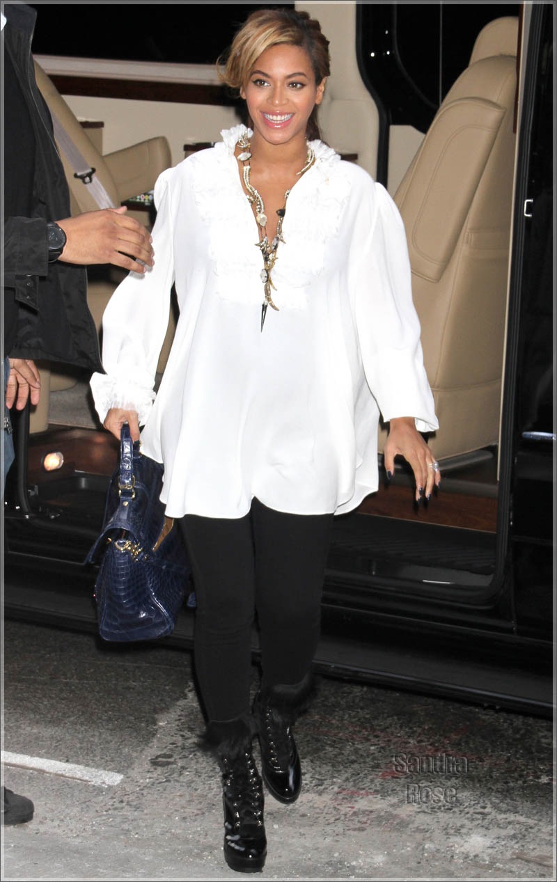 Ngay cả giai đoạn mang thai bé Blue Ivy thì Beyonce cũng thường chọn những bộ quần áo đen trắng