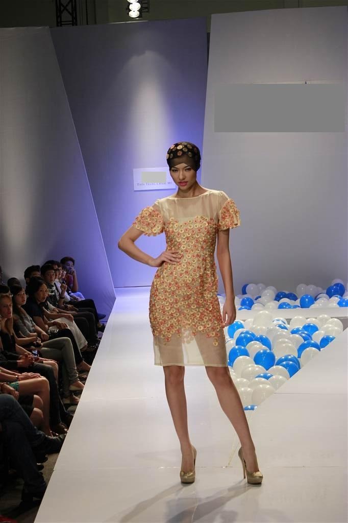 Hồng Quế rạng rỡ trên sàn diễn