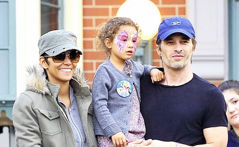 Halle Berry cùng con gái riêng và Olivier Martinez