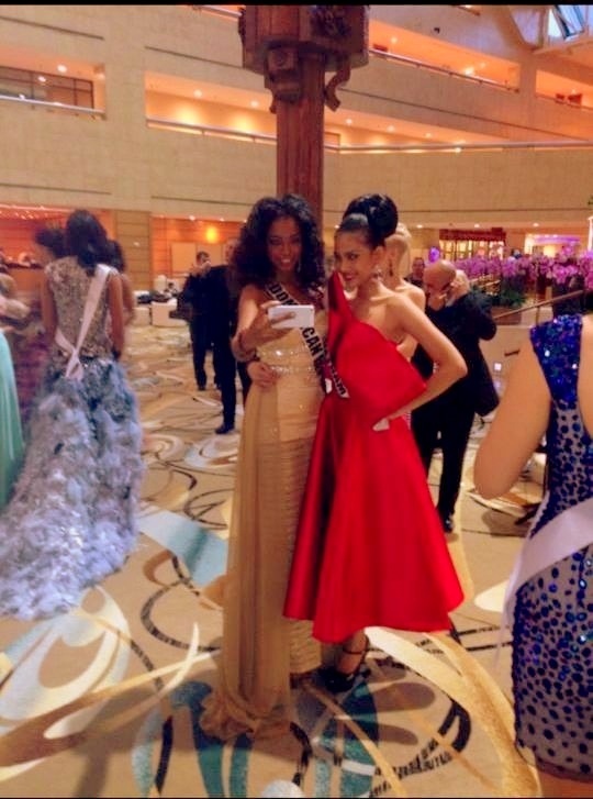 Trương Thị May tạo dáng cùng người đẹp CH Dominican