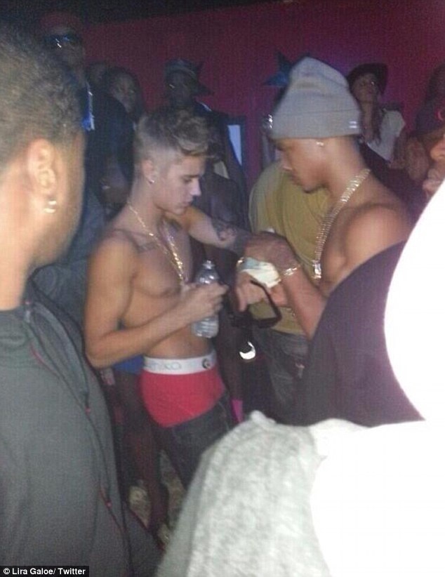 Hình ảnh Justin Bieber trong hộp đêm vào tối 18/10