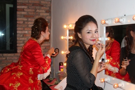 Lan Phương đến rất sớm để trang điểm