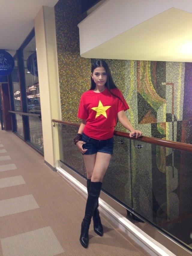 Cô cảm thấy ấm áp hơn khi khoác lên người chiếc áo này