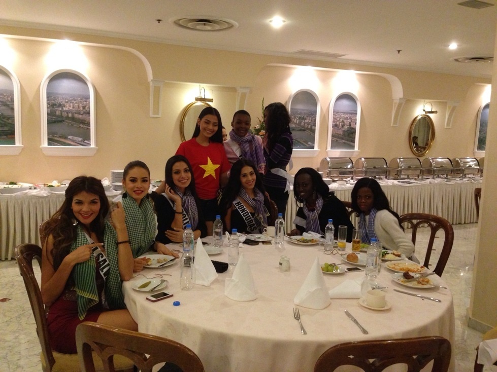 Trương Thị May cùng các bạn trong bữa ăn