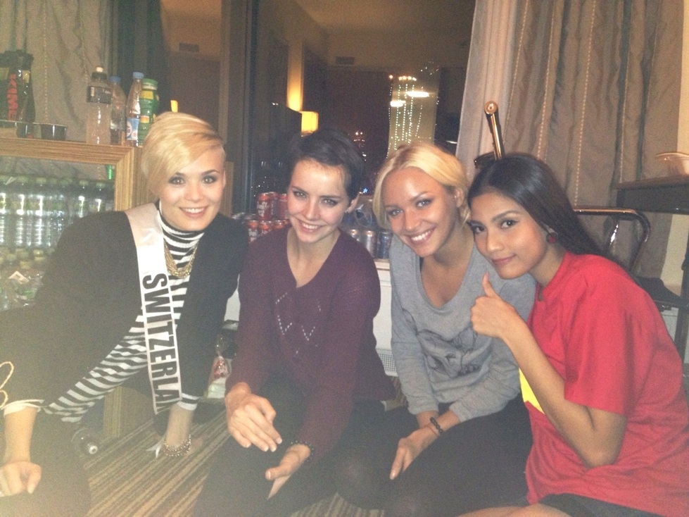 Sau 1 ngày hoạt động ngoài trời, các thí sinh về phòng của May và mặc áo May tặng