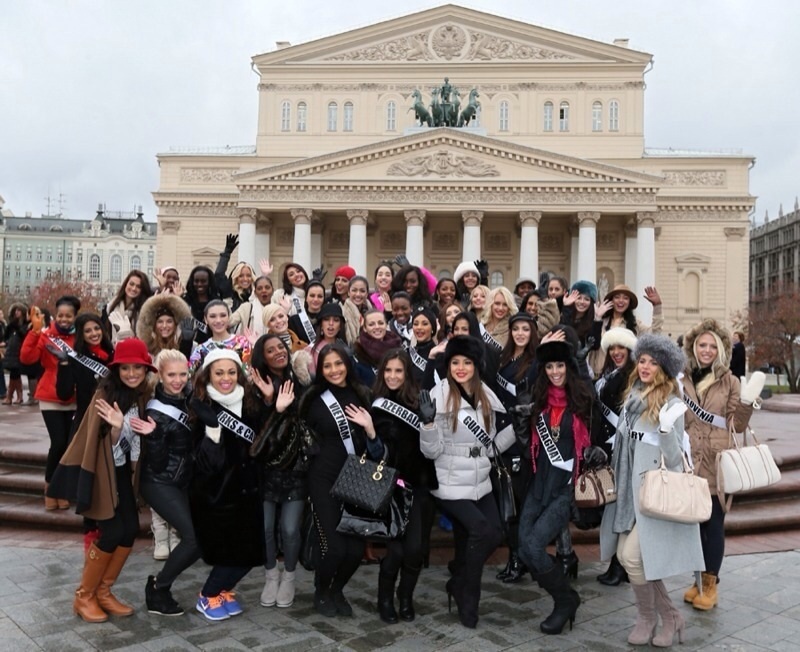 Trước đó, Trương Thị May cùng các thí sinh tham gia hoạt động ngoài trời