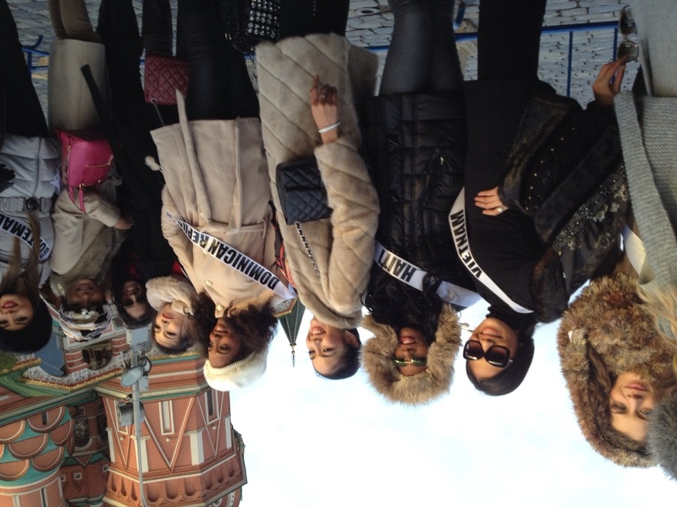 Trương Thị May tạo dáng bên các người đẹp