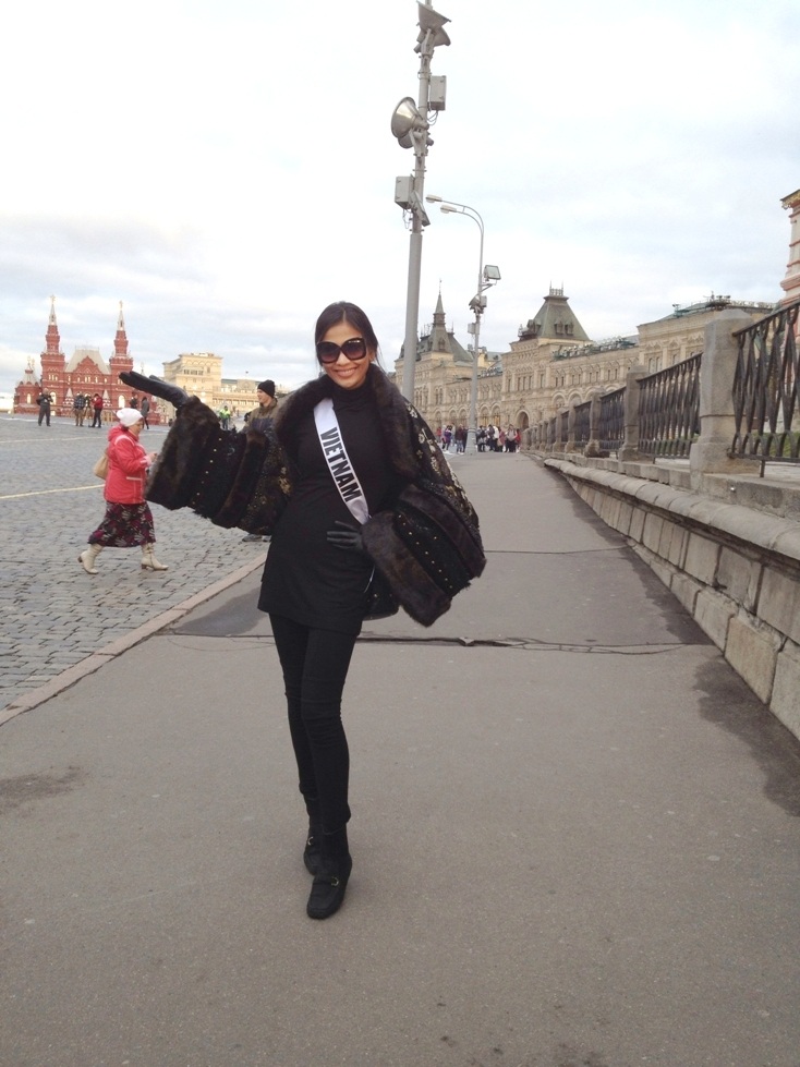 Thời tiết tại Nga đang rất lạnh nên May và các thí sinh đều phải giữ ấm tốt