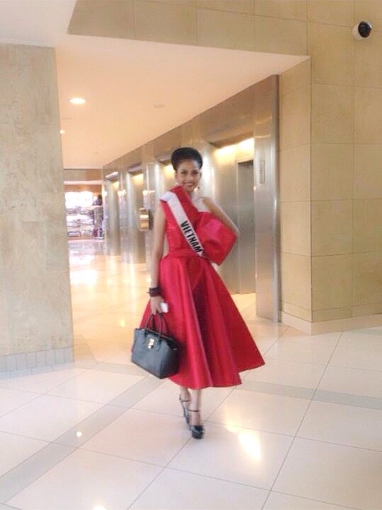 Trương Thị May tranh thủ đến sảnh tiệc sớm để giao lưu cùng mọi người