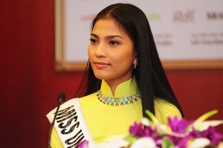 Trương Thị May dịu dàng trong buổi giao lưu trước ngày sang Nga