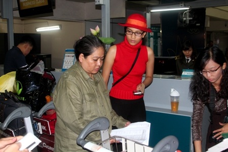 Trương Thị May luôn nhận được sự yêu thương lo lắng từ mẹ