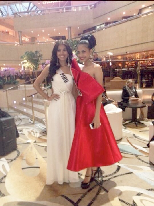 Trương Thị May tạo dáng bên người đẹp Peru