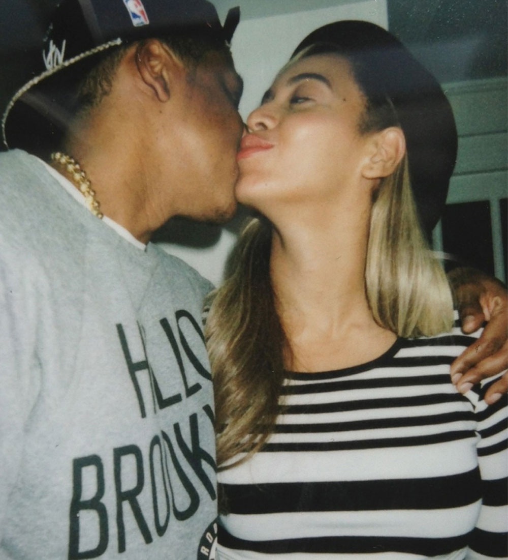 Khán giả thường thấy Beyonce khoác những bộ cánh đen trắng đầy gợi cảm trên sân khấu