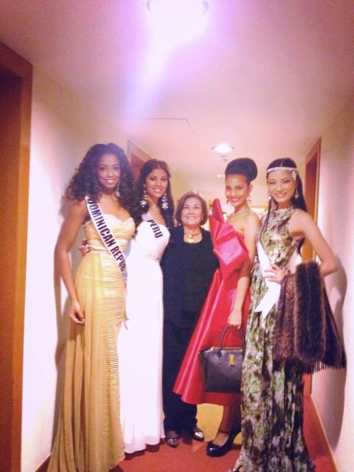 Trương Thị May tạo dáng cùng các thí sinh trước phòng