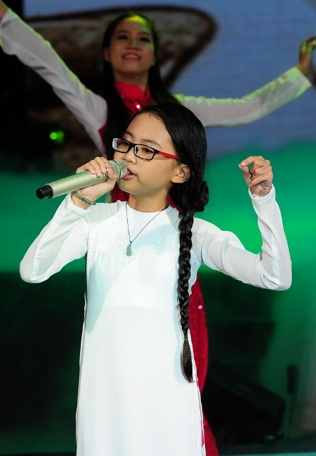 Phương Mỹ Chi xuất hiện trong đêm diễn với ca khúc Quê hương