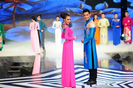 Thí sinh trở nên duyên dáng hơn trong tà áo dài