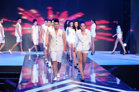 Các thí sinh nam nữ trong trang phục đồng diễn