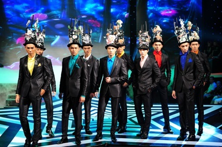 Các thí sinh nam lịch lãm trong phần thi Trang phục ấn tượng