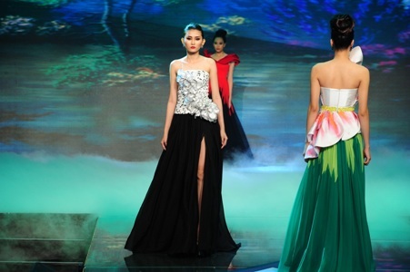 Thí sinh nữ kiêu sa trong trang phục dạ hội