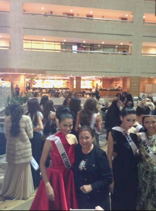 Trương Thị May chụp hình cùng thành viên ban tổ chức