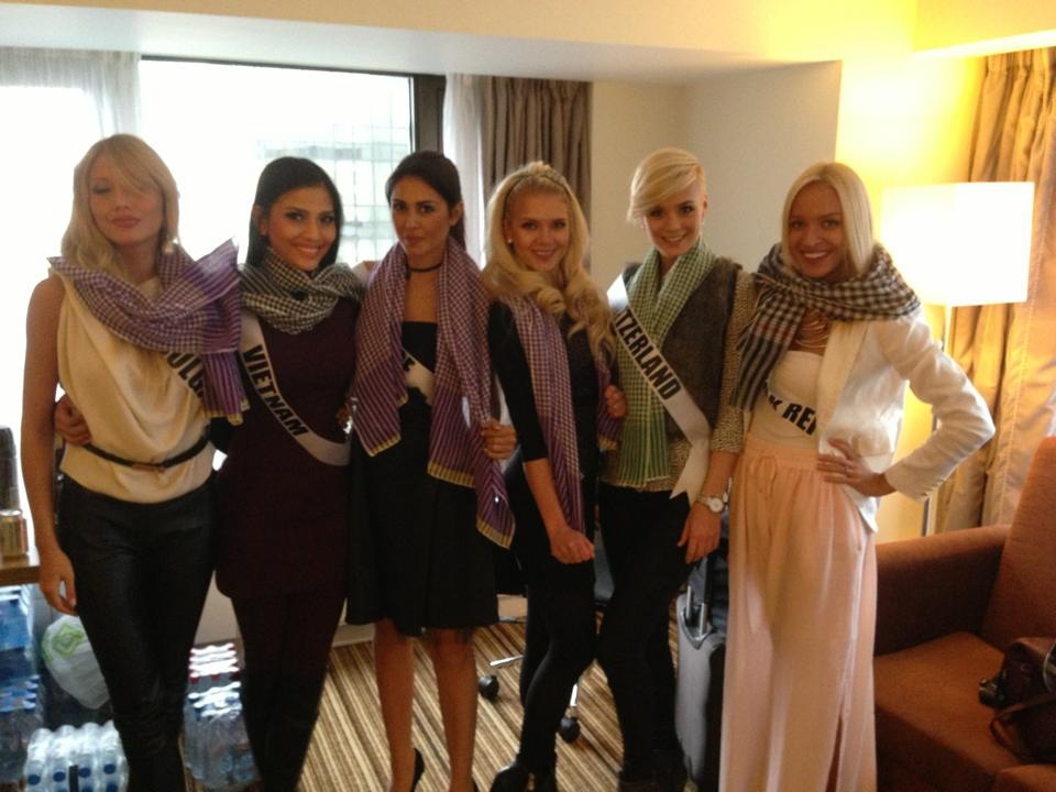 Các thí sinh rất thích thú với món quà từ đại diện Việt Nam