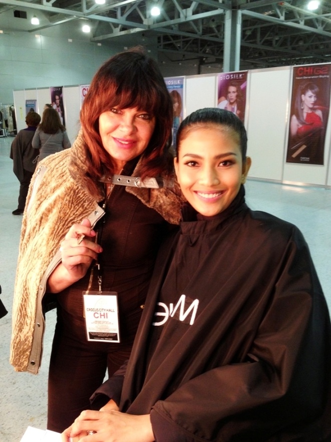 Cùng với chuyên gia trang điểm của ban tổ chức