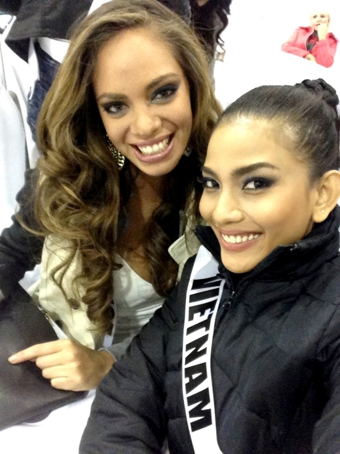 Trương Thị May hòa nhập cùng người đẹp Pháp