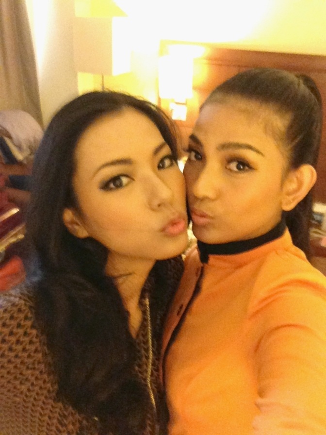 Hai cô gái thân thiết ngay từ ngày đầu