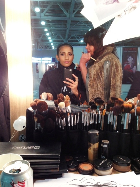 Trương Thị May trang điểm trước khi chụp ảnh dạ hội cùng ban tổ chức