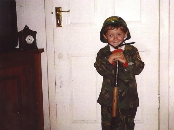 One Direction “gây sốt” khi tung ảnh thuở nhi đồng - 1 Niall Horan tỏ ra thích thú trong bộ quân phục.