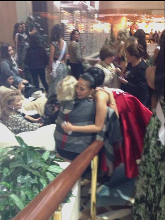 Trương Thị May tặng chuỗi hạt bồ đề và ôm thành viên ban tổ chức