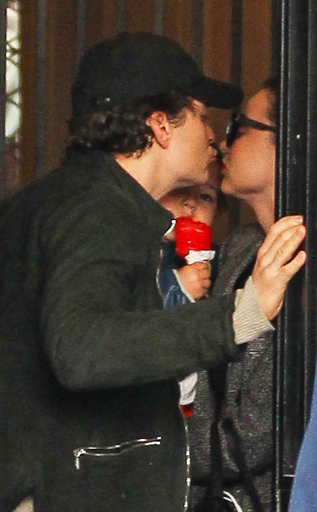 “Thiên thần đồ lót” và “Cướp biển Caribe” vẫn đi chơi sau ly dị - 2 Bloom hôn vợ con trước khi tạm biệt ra về